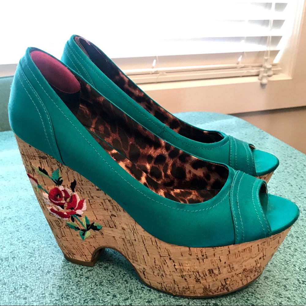 Final drop $ Betsey Johnson teal platforms  9 1/2